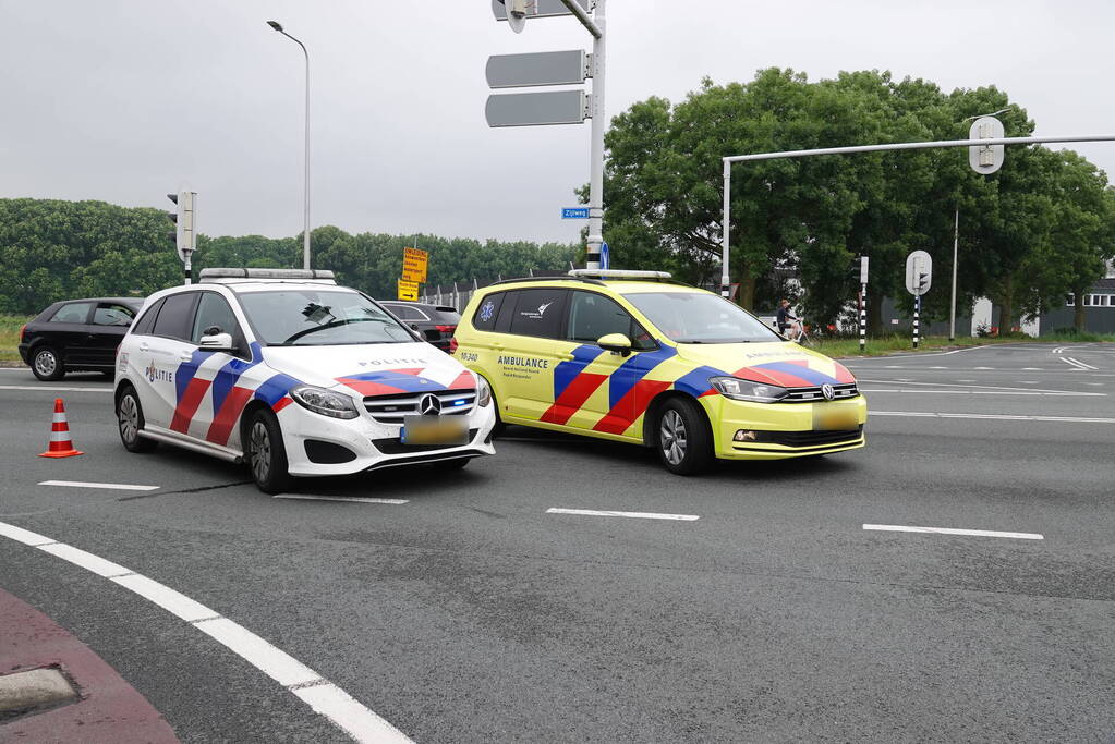 Automobilist rijdt door rood en botst op andere weggebruiker