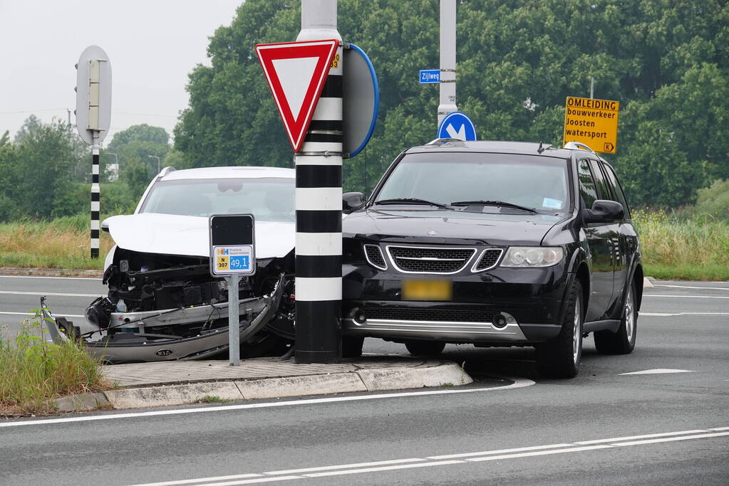 Automobilist rijdt door rood en botst op andere weggebruiker