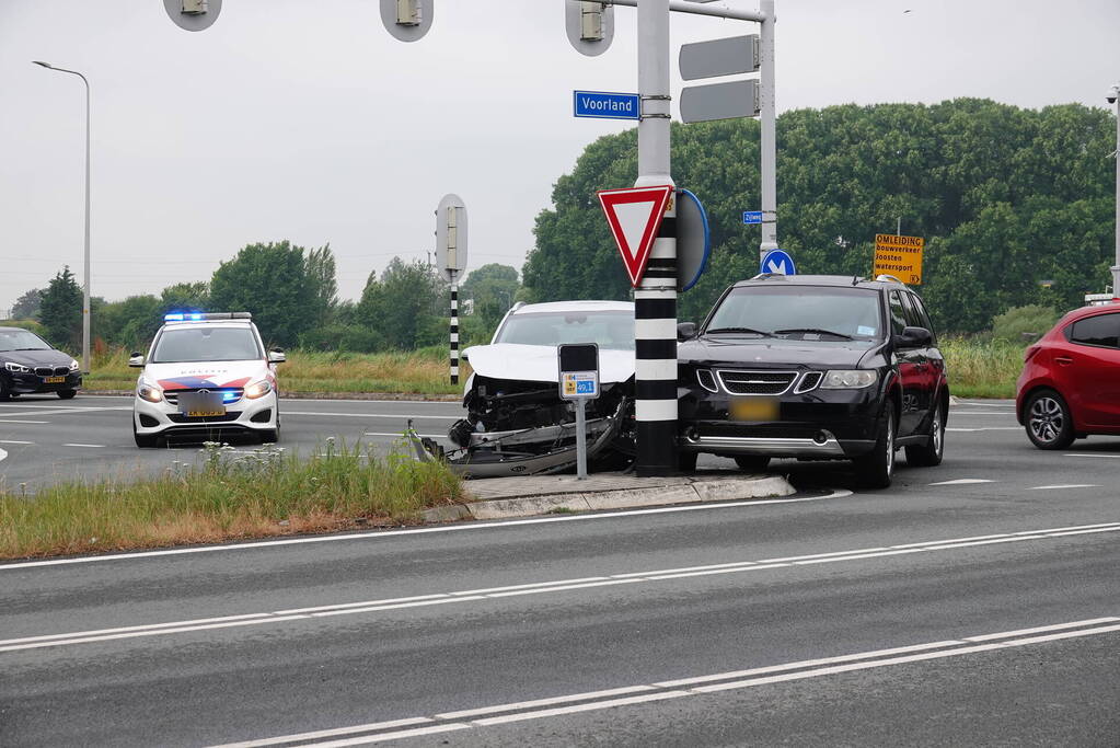 Automobilist rijdt door rood en botst op andere weggebruiker