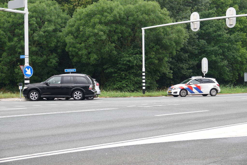 Automobilist rijdt door rood en botst op andere weggebruiker