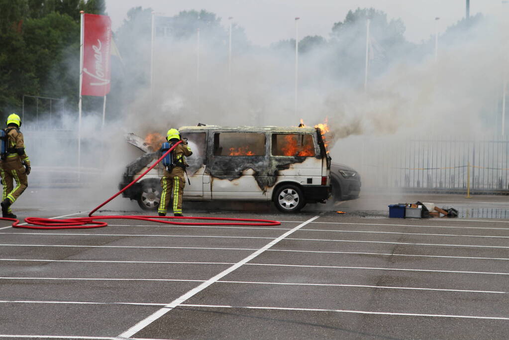 Bestelbus op parkeerplaats voetbalvereniging gaat in vlammen op