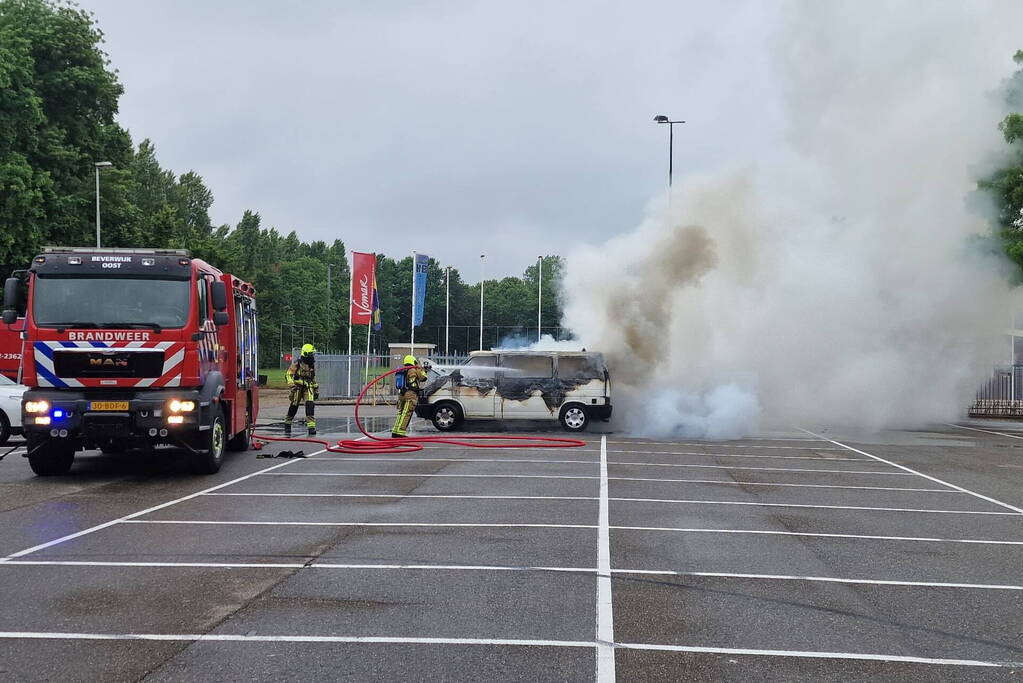 Bestelbus op parkeerplaats voetbalvereniging gaat in vlammen op