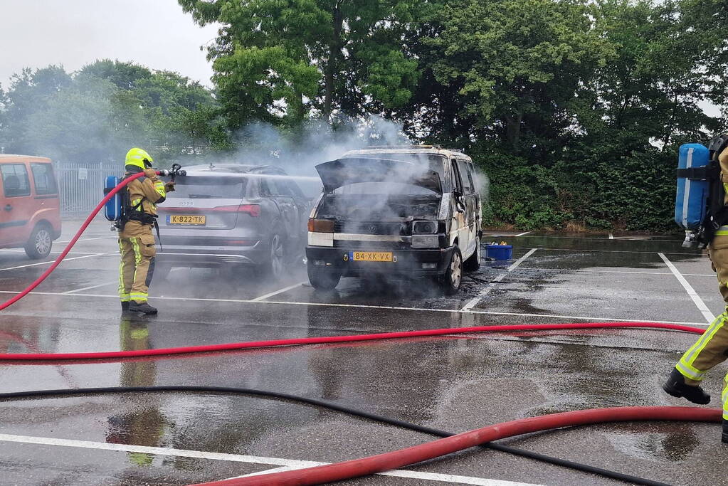 Bestelbus op parkeerplaats voetbalvereniging gaat in vlammen op