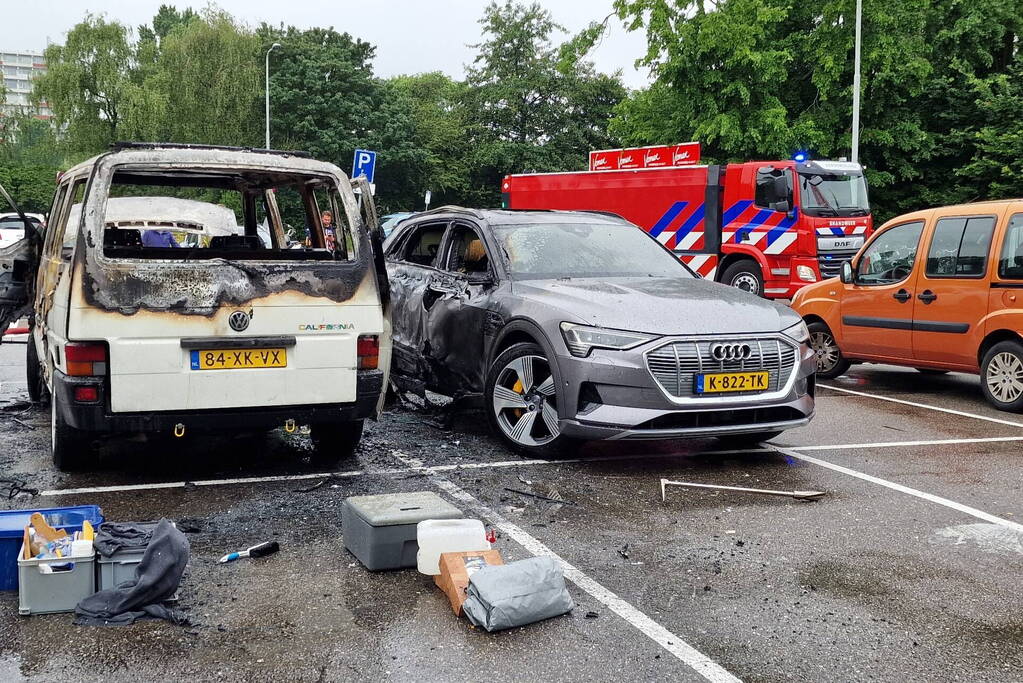 Bestelbus op parkeerplaats voetbalvereniging gaat in vlammen op