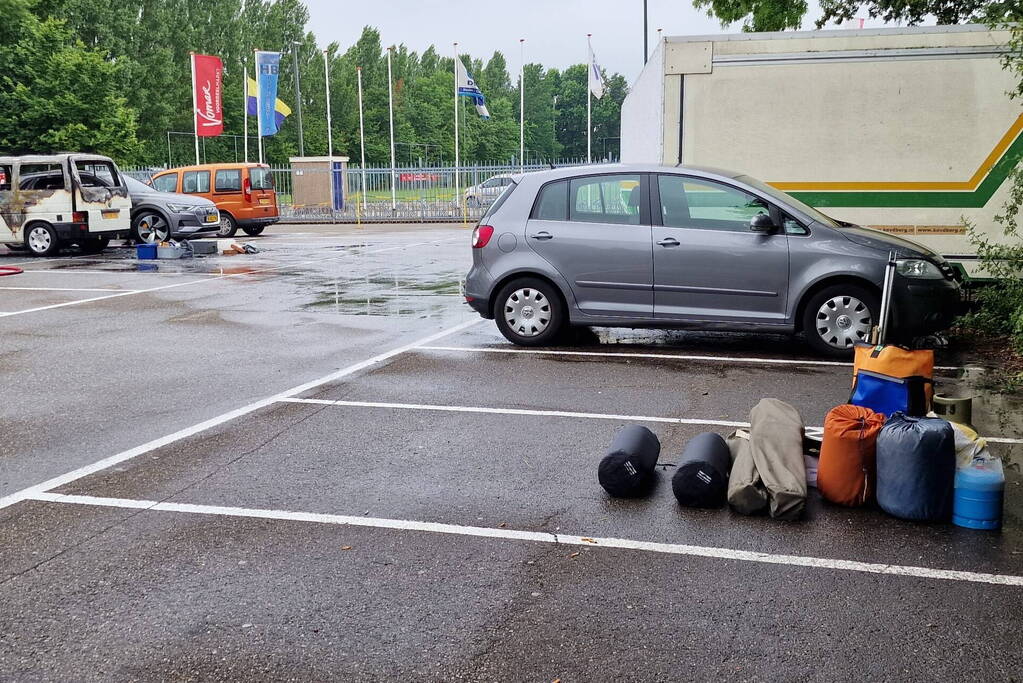 Bestelbus op parkeerplaats voetbalvereniging gaat in vlammen op