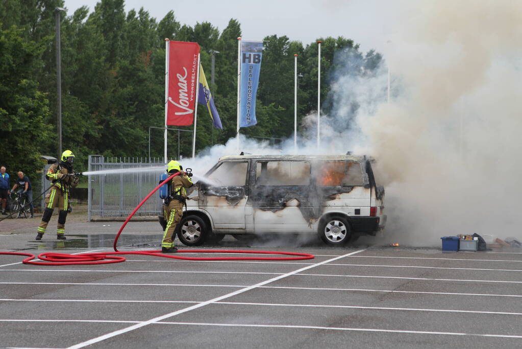 Bestelbus op parkeerplaats voetbalvereniging gaat in vlammen op