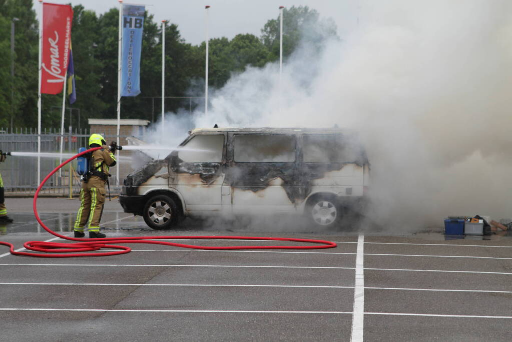 Bestelbus op parkeerplaats voetbalvereniging gaat in vlammen op