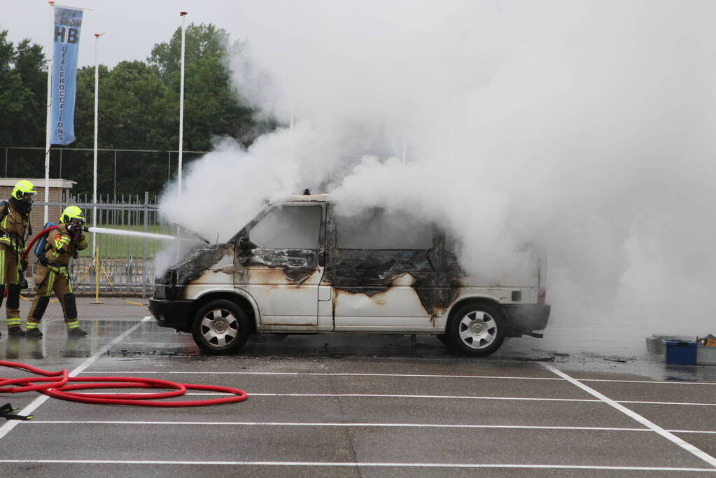 Bestelbus op parkeerplaats voetbalvereniging gaat in vlammen op