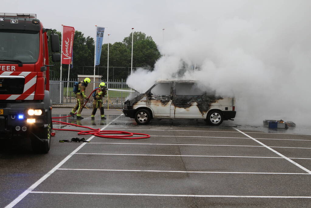 Bestelbus op parkeerplaats voetbalvereniging gaat in vlammen op