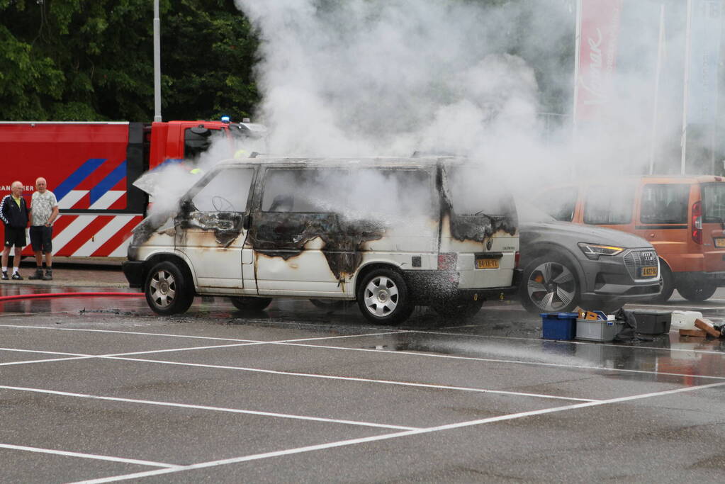 Bestelbus op parkeerplaats voetbalvereniging gaat in vlammen op