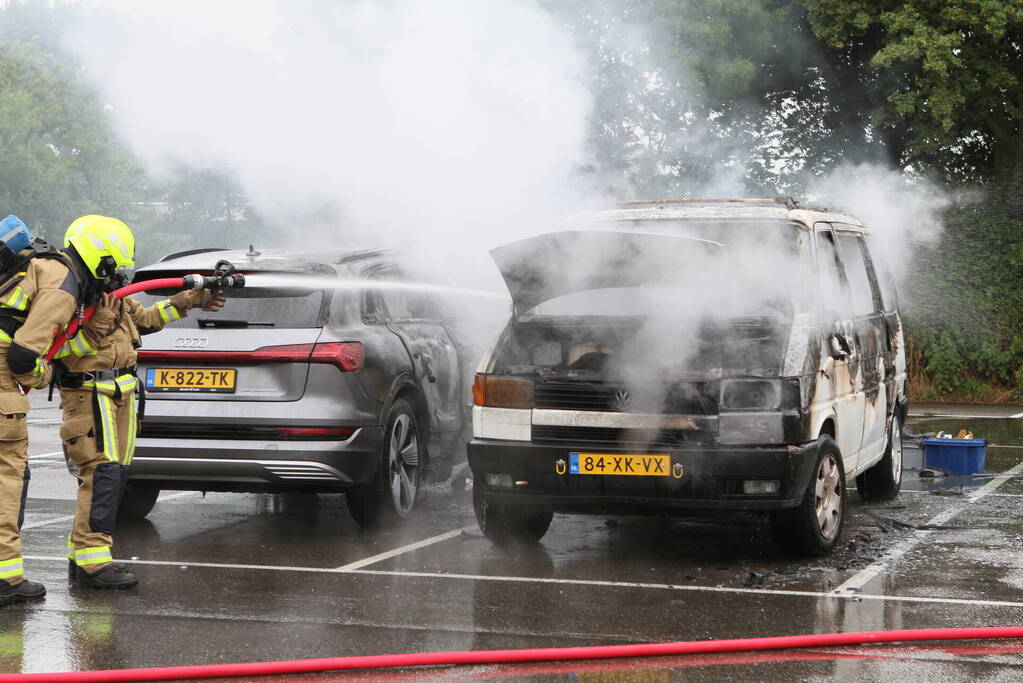 Bestelbus op parkeerplaats voetbalvereniging gaat in vlammen op