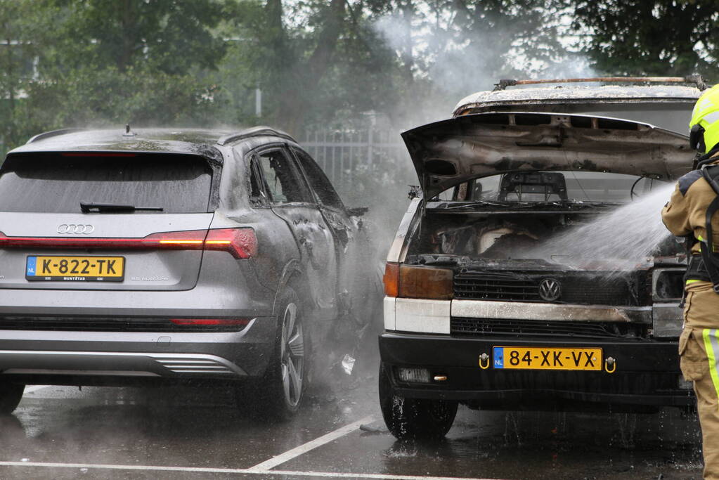 Bestelbus op parkeerplaats voetbalvereniging gaat in vlammen op