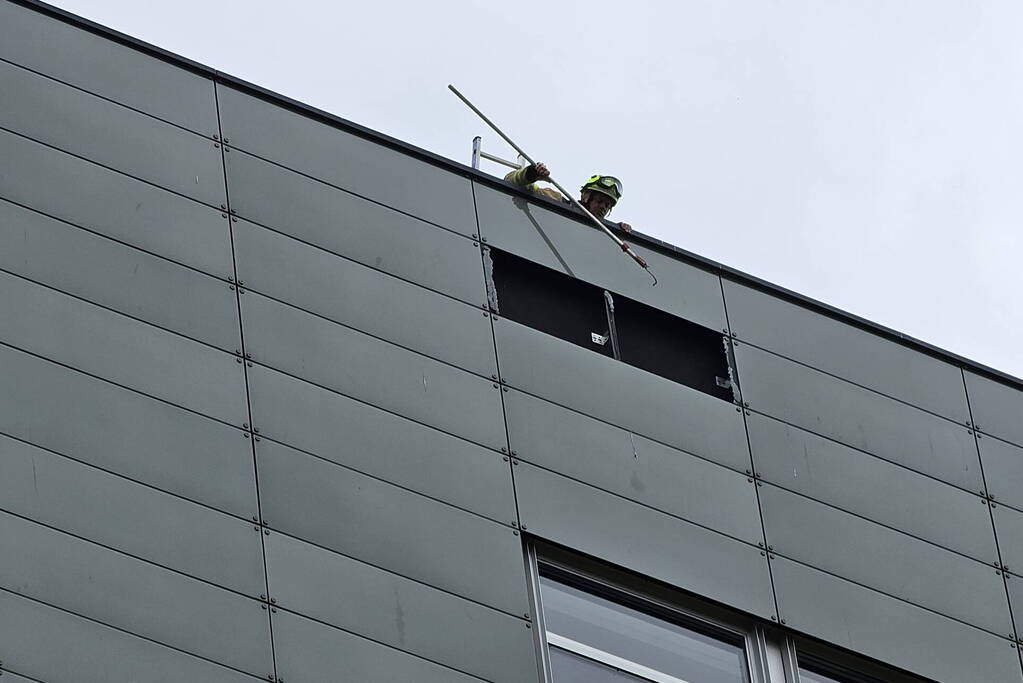 Scherven van glasplaat vallen van flinke hoogte