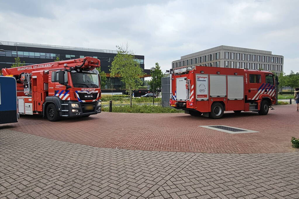 Scherven van glasplaat vallen van flinke hoogte