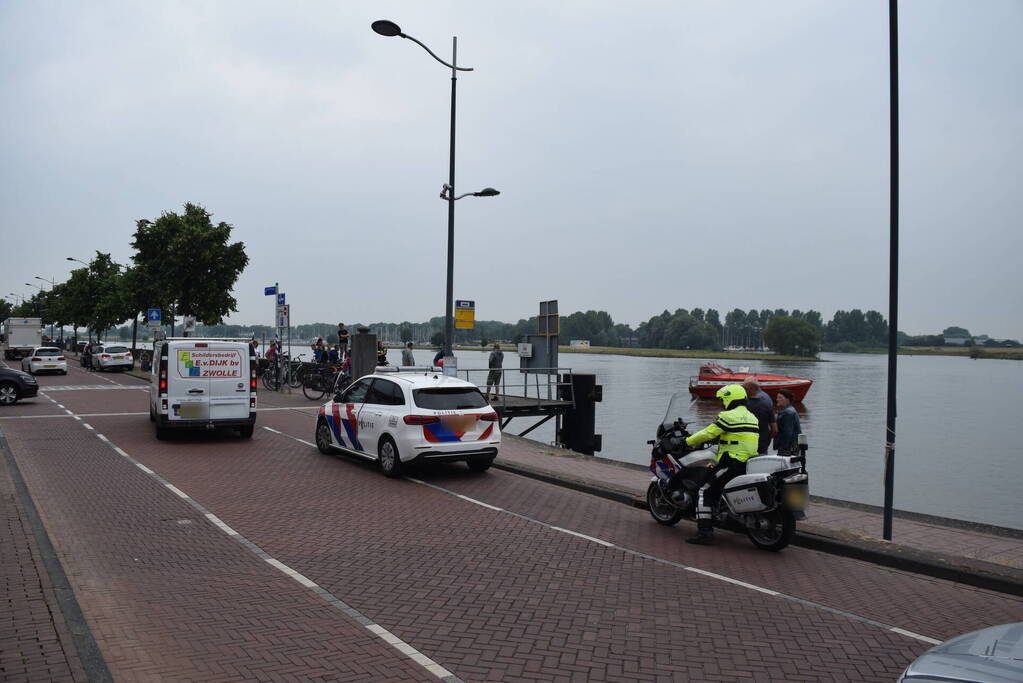 Auto rijdt IJssel in