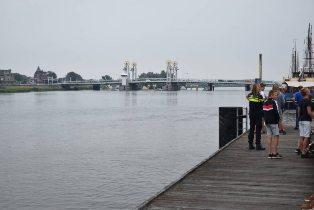 Auto rijdt IJssel in