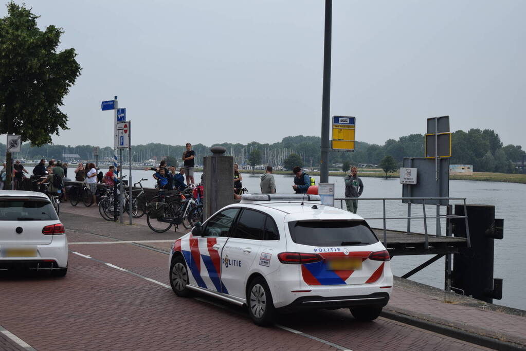 Auto rijdt IJssel in