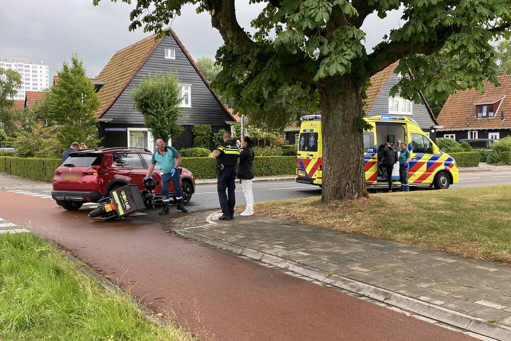 Automobilist en bezorger in botsing op kruising