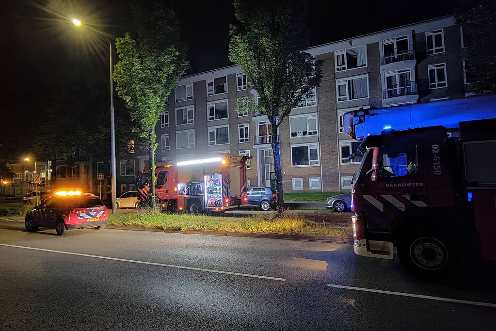 Brandweer ventileert woning na aangebrand eten