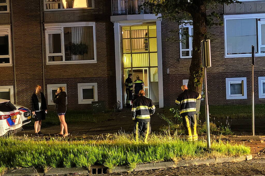 Brandweer ventileert woning na aangebrand eten