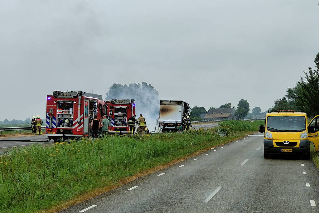 Bakwagen volledig uitgebrand