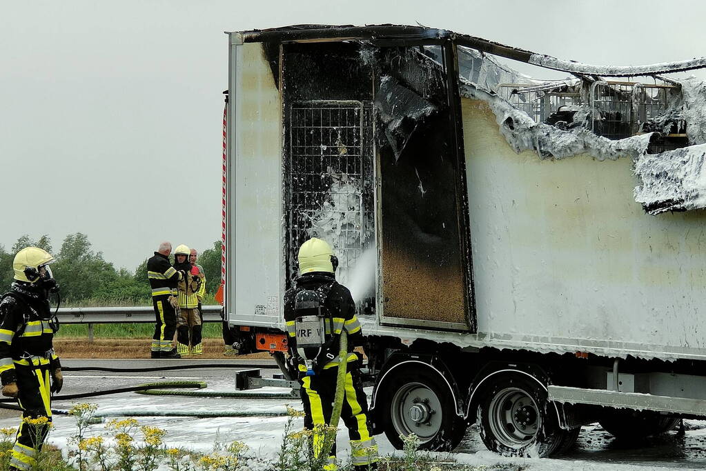 Bakwagen volledig uitgebrand