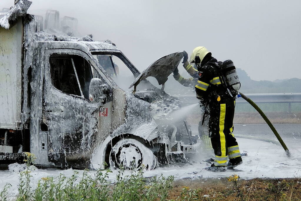 Bakwagen volledig uitgebrand