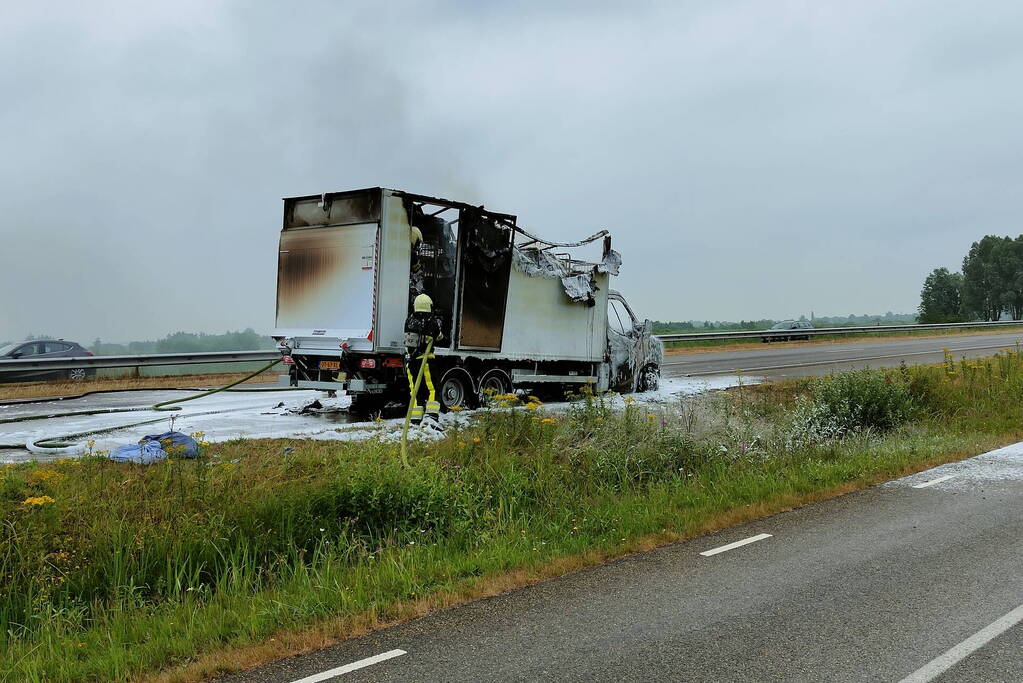 Bakwagen volledig uitgebrand