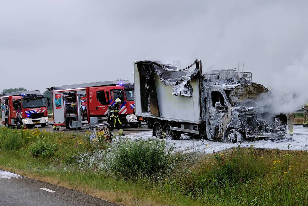 Bakwagen volledig uitgebrand