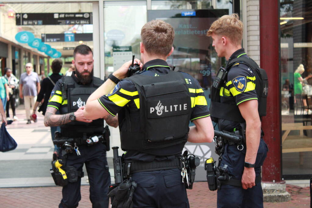 Veel politie met kogelwerende vesten Shopping Center De Koperwiek