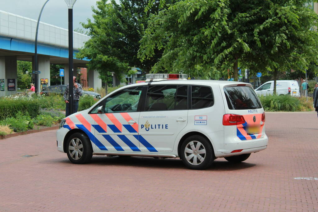 Veel politie met kogelwerende vesten Shopping Center De Koperwiek