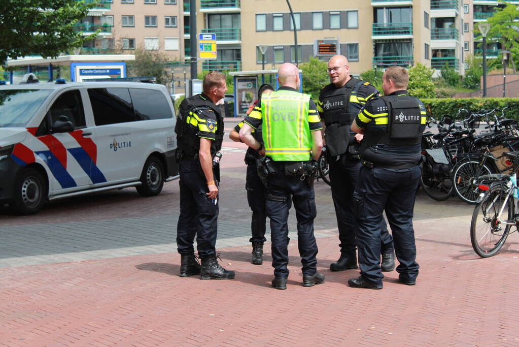 Veel politie met kogelwerende vesten Shopping Center De Koperwiek