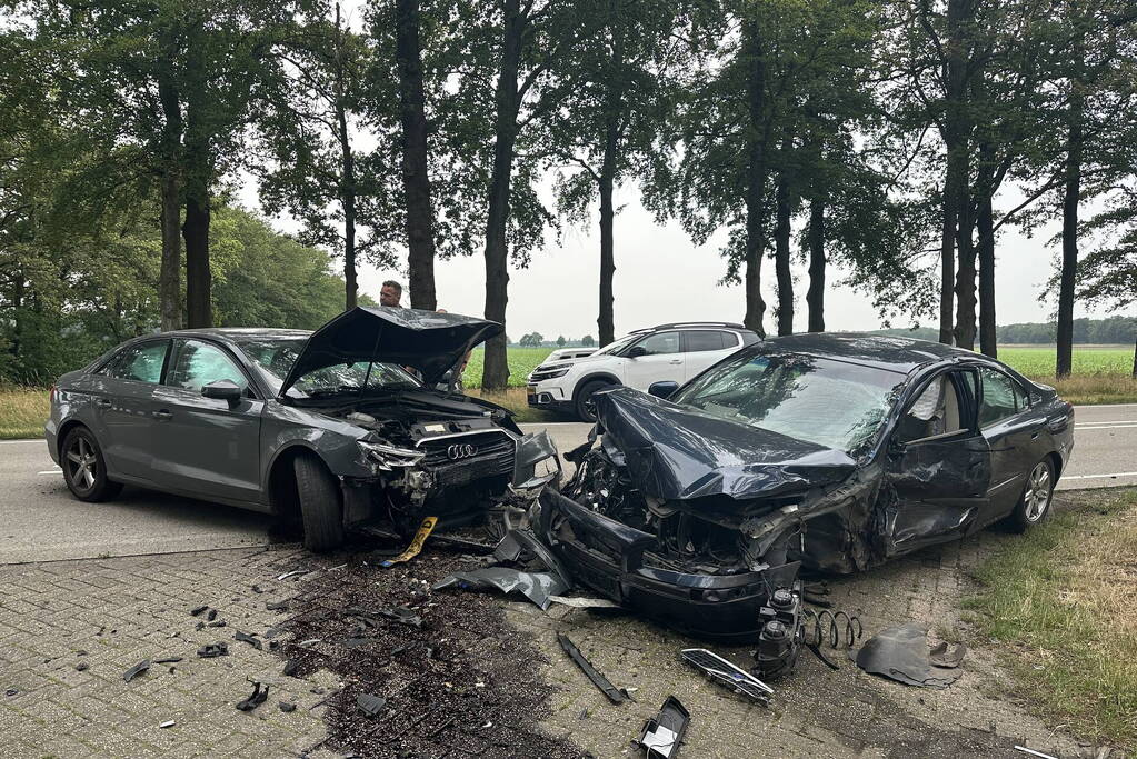 Enorme schade bij aanrijding met vrachtwagen