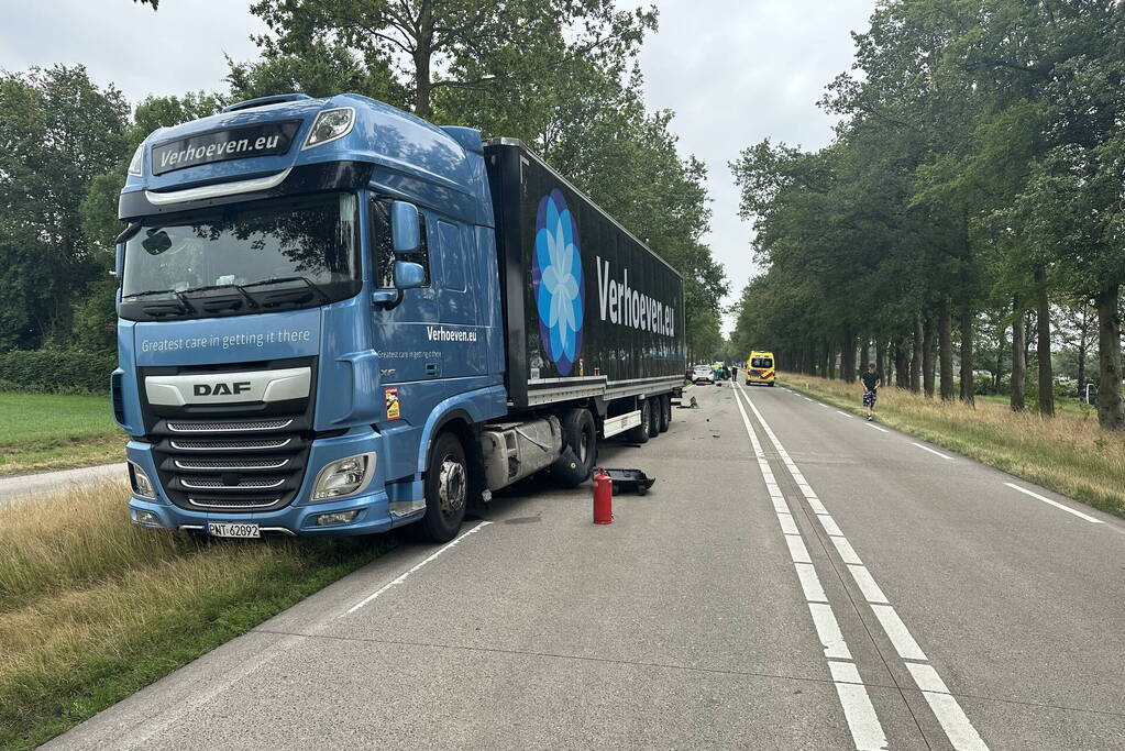 Enorme schade bij aanrijding met vrachtwagen