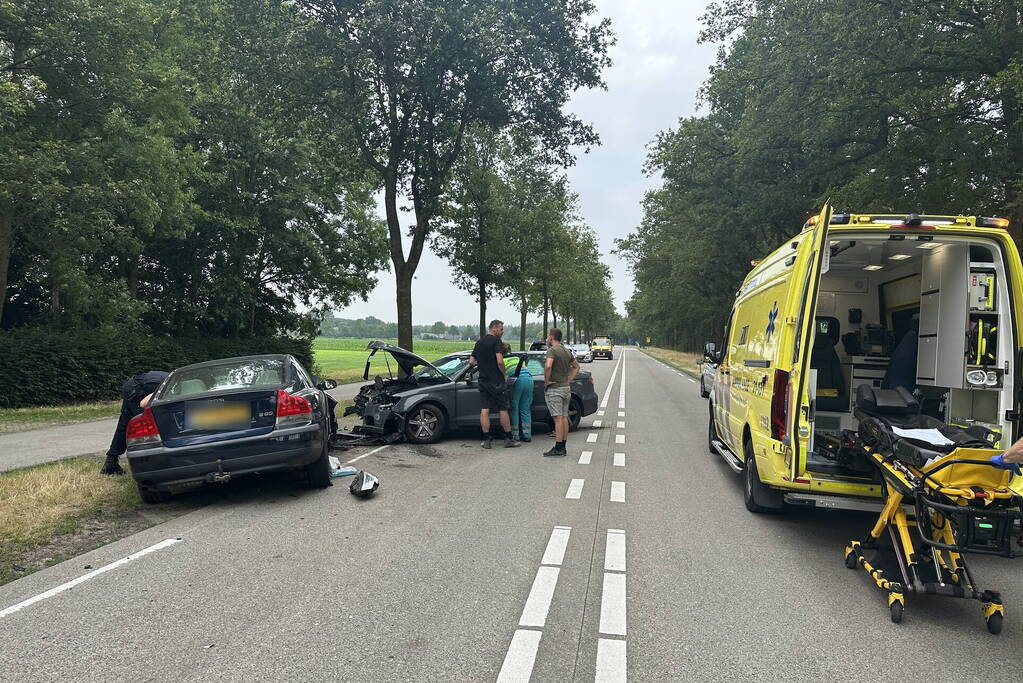 Enorme schade bij aanrijding met vrachtwagen