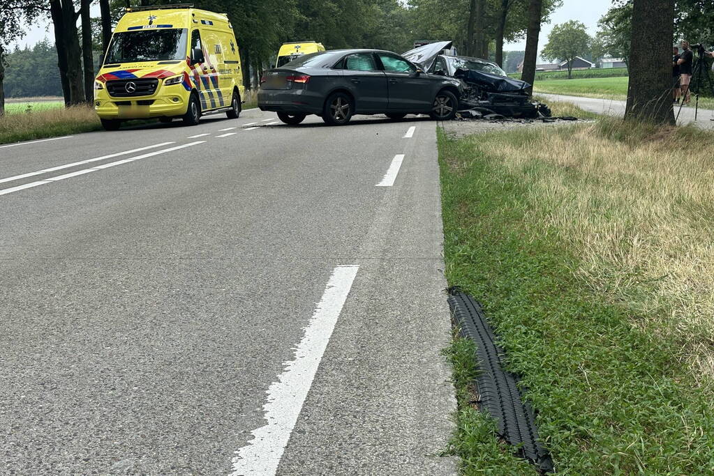 Enorme schade bij aanrijding met vrachtwagen