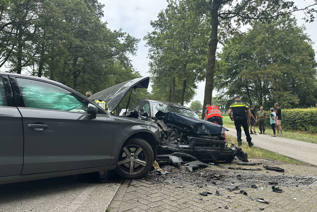 Enorme schade bij aanrijding met vrachtwagen