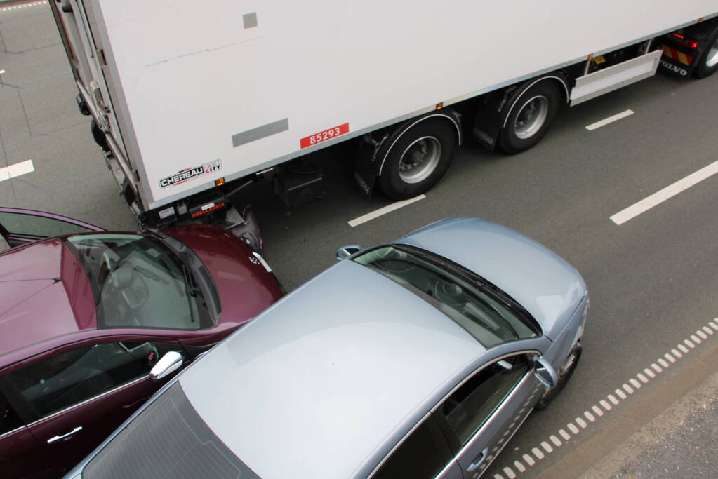 Twee auto's en vrachtwagen betrokken bij ongeval