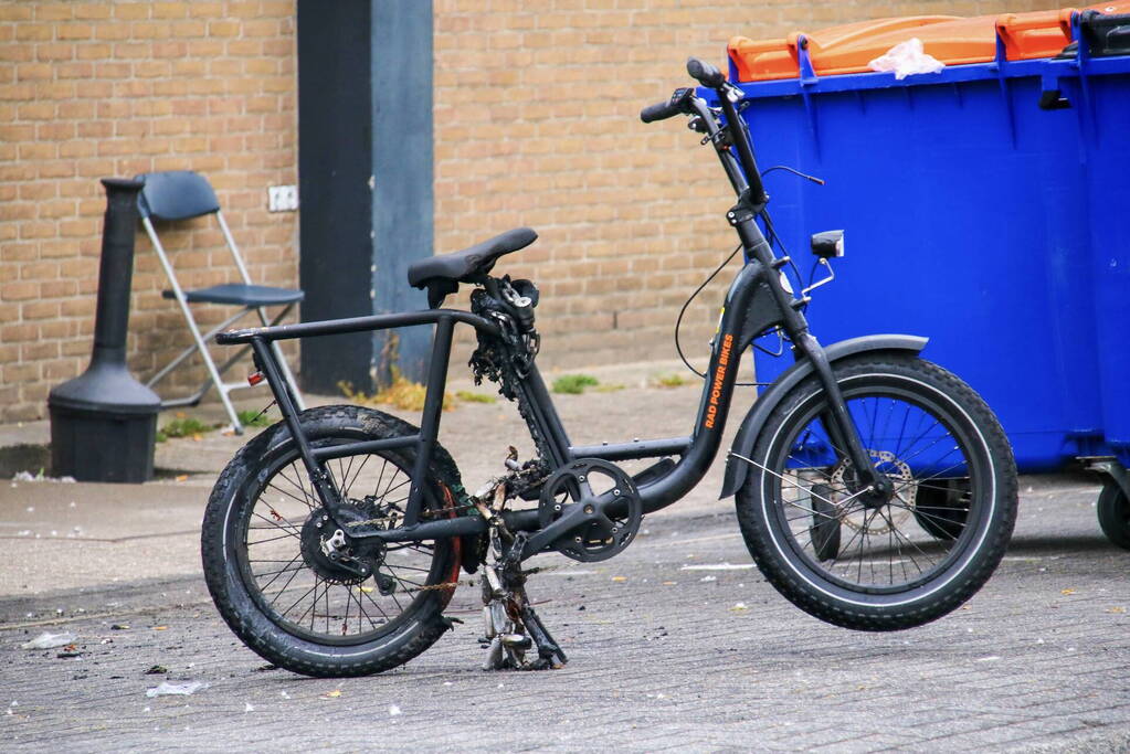 Elektrische scooter van bezorgdienst vat vlam