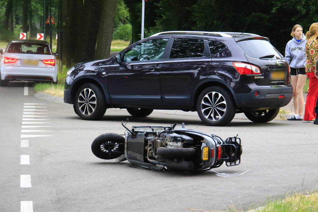 Gewonde na aanrijding tussen scooter en auto