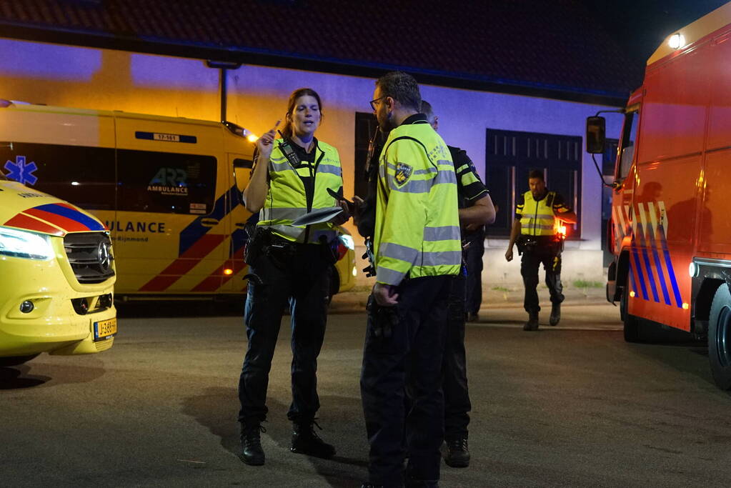 Meerdere gewonden nadat auto op zijn kop in sloot belandt