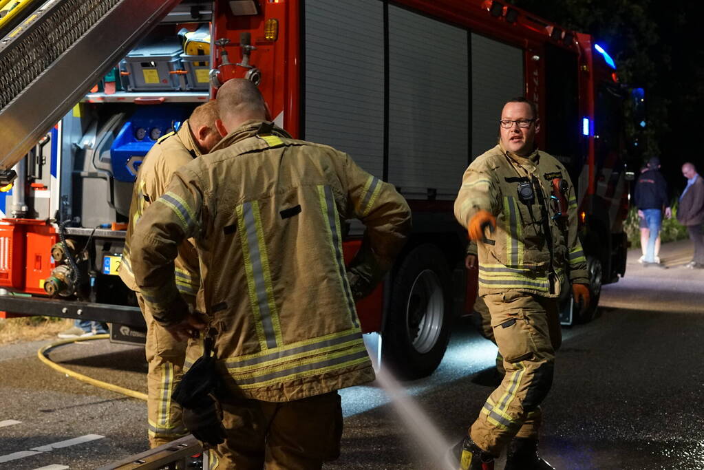 Meerdere gewonden nadat auto op zijn kop in sloot belandt