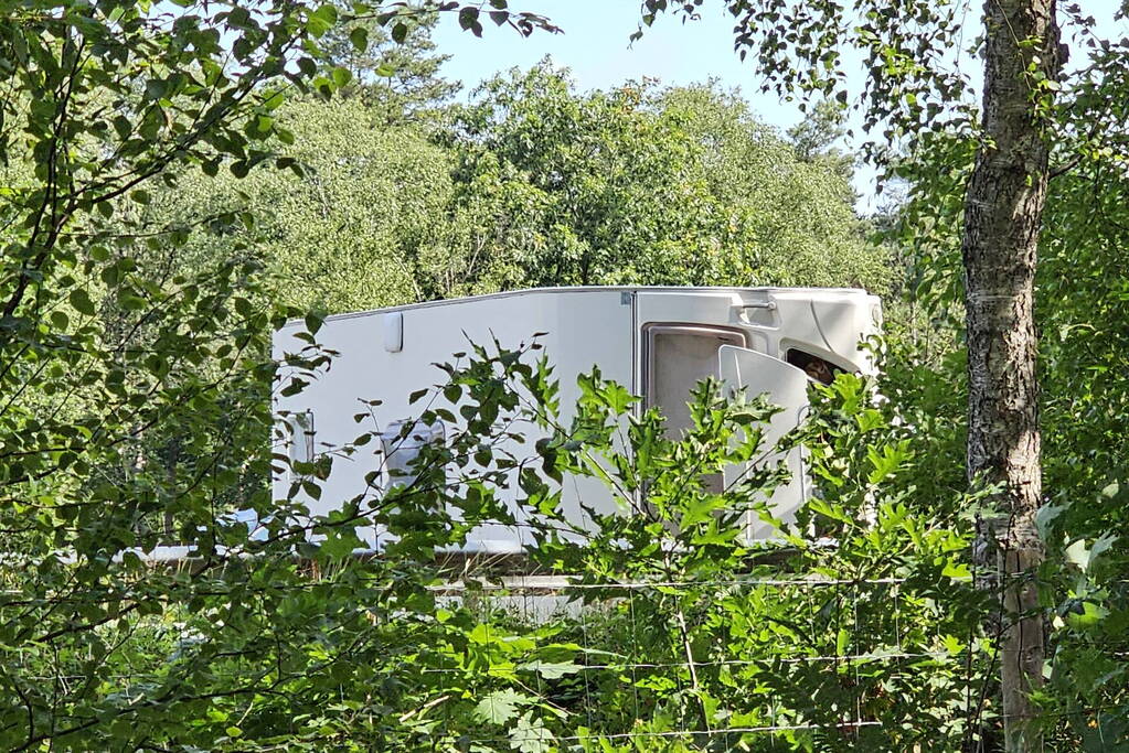 Caravan kantelt en blokkeert snelweg