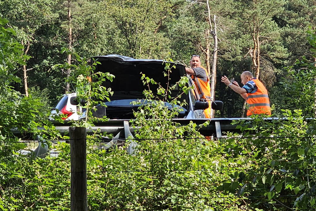 Caravan kantelt en blokkeert snelweg