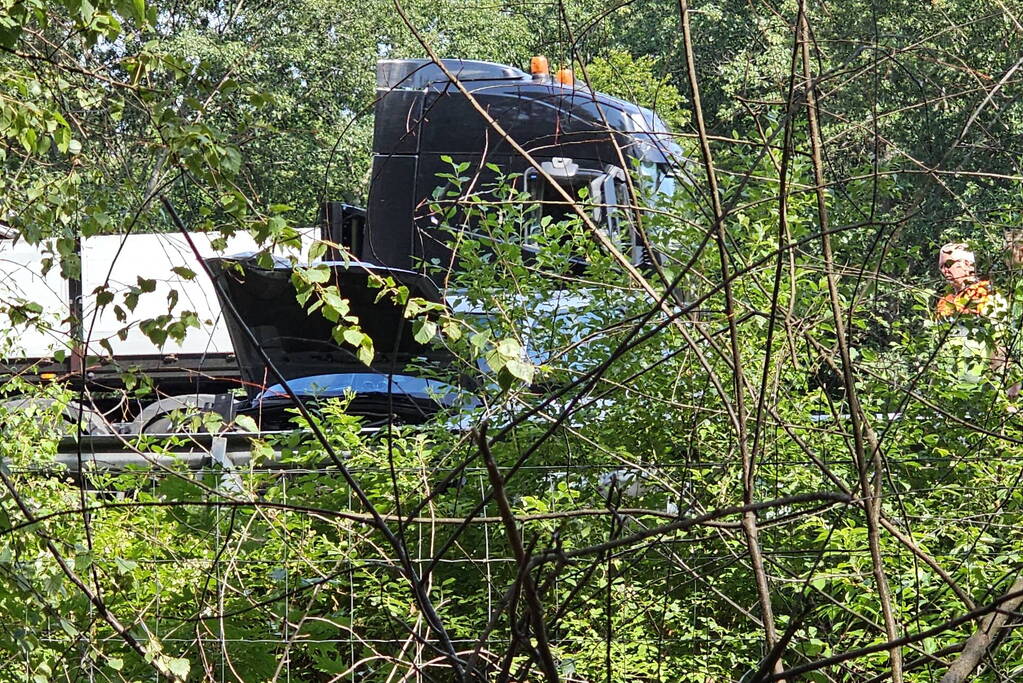 Caravan kantelt en blokkeert snelweg