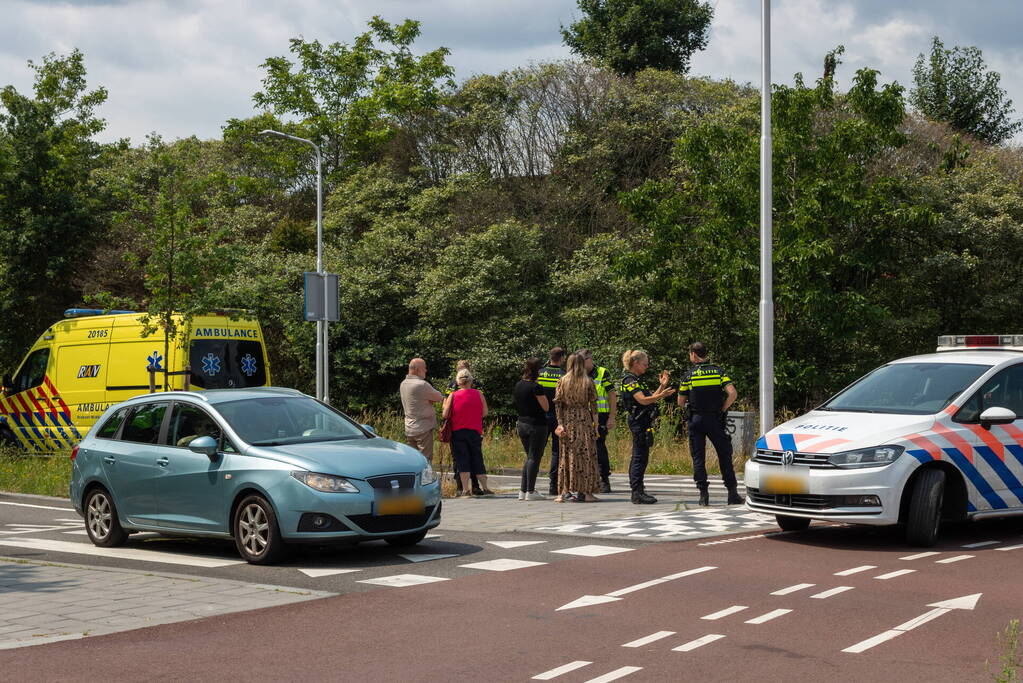 Fietser gewond bij aanrijding met auto op beruchte rotonde