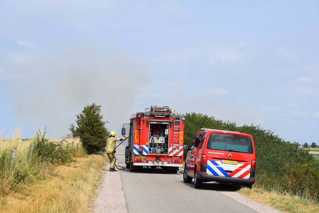 Flinke rook bij brand in berm