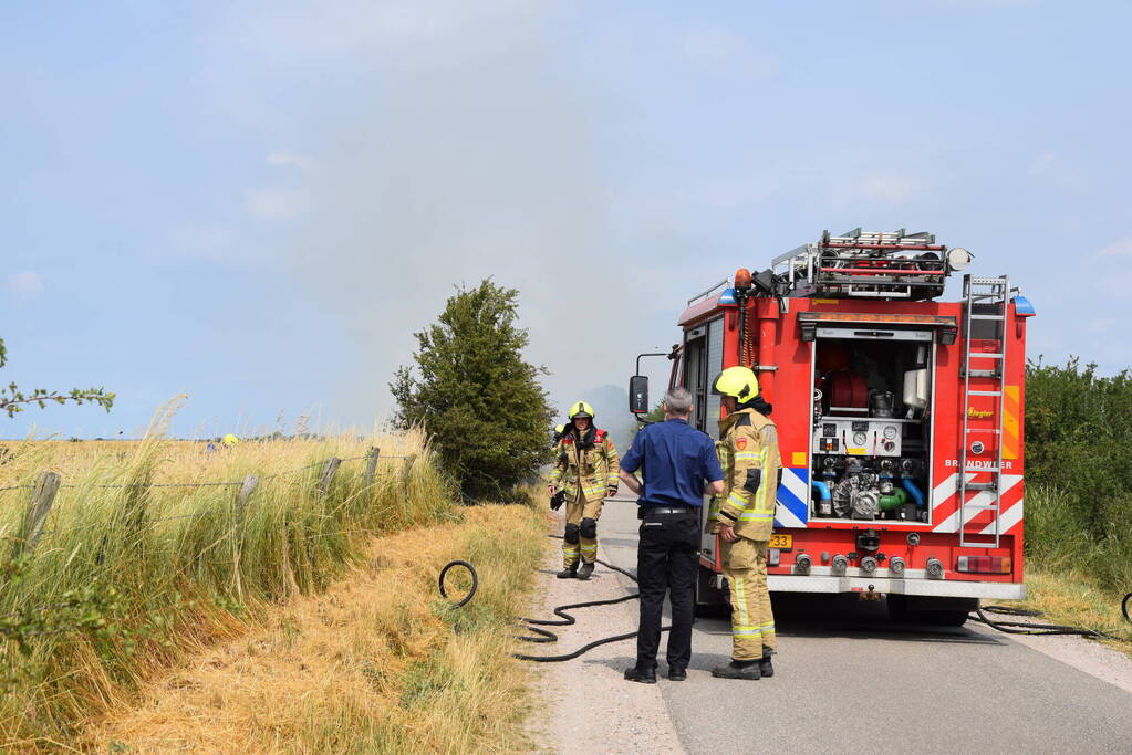 Flinke rook bij brand in berm