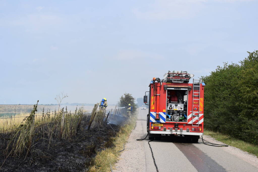 Flinke rook bij brand in berm