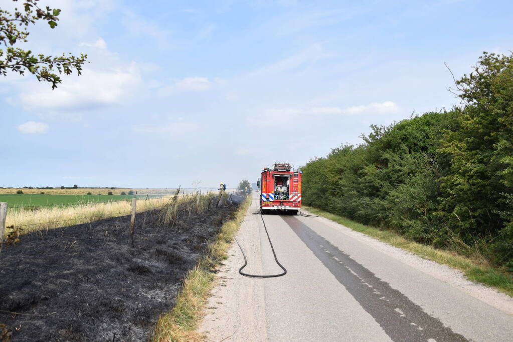 Flinke rook bij brand in berm